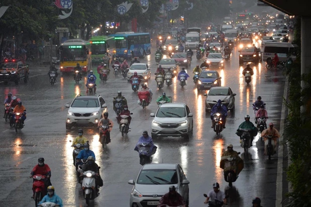 Mưa dông từ Bắc vào Nam, Nghệ An đến Quảng Trị mưa lớn kéo dài
